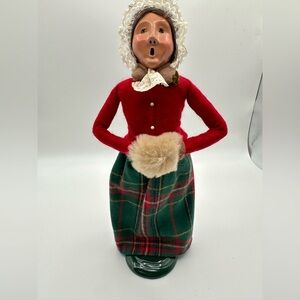 VINTAGE 1991~ Byers' Choice~CAROLERS~ LADY~ With Fur Muff Over Arm ~Excellent